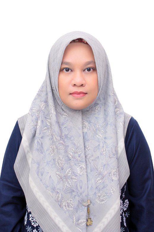 Foto Azizah, M.Pd. dalam presentasi sekolah.