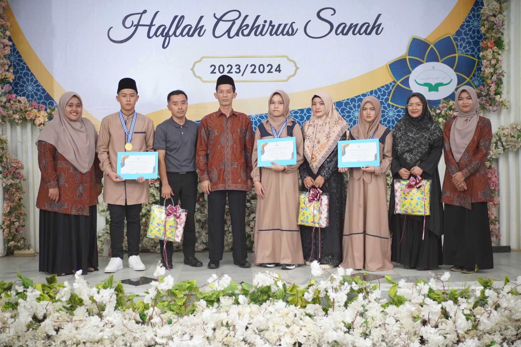 Kebersamaan pendidik dalam kegiatan haflah.