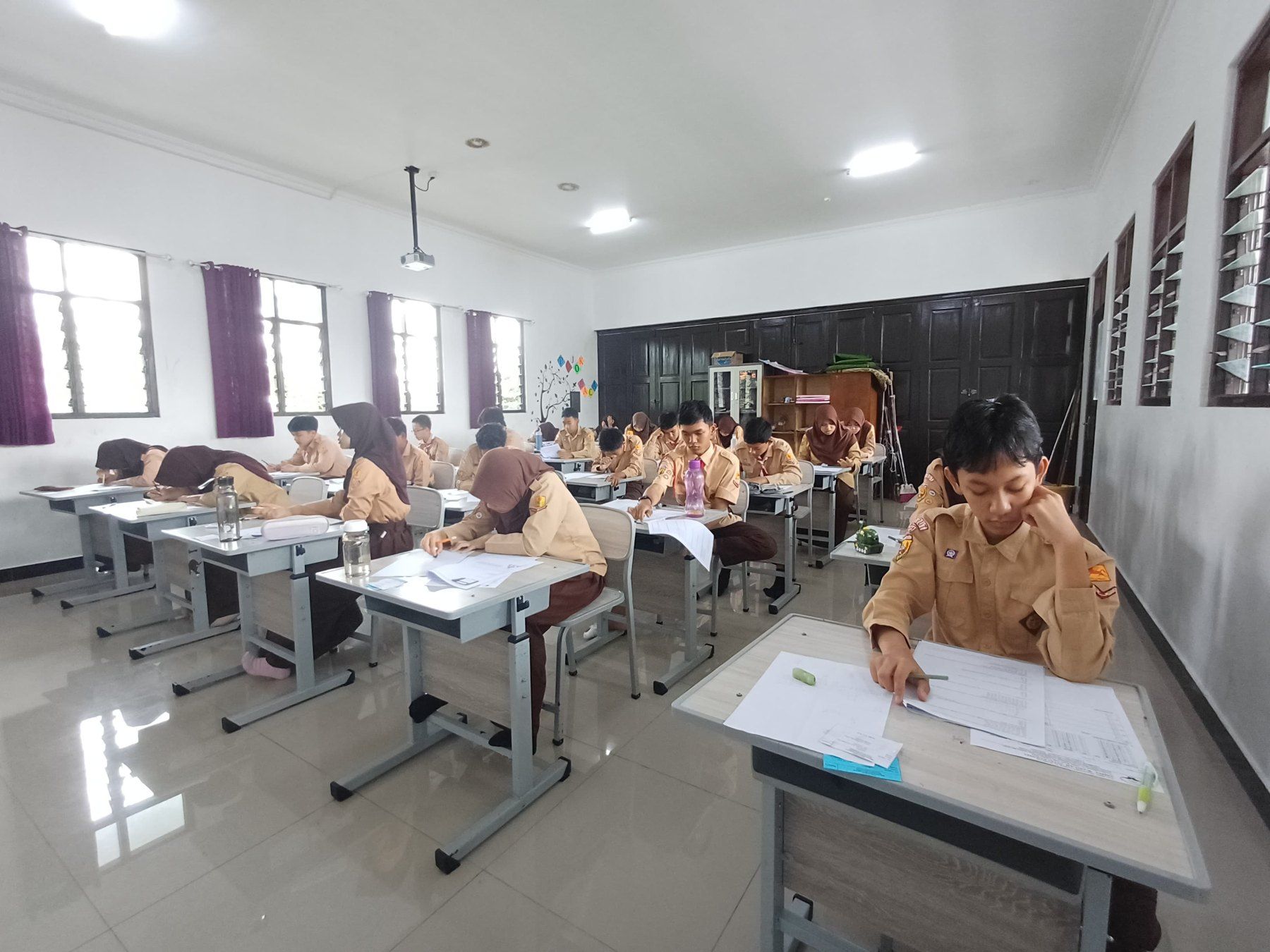 Kegiatan belajar di ruang kelas.