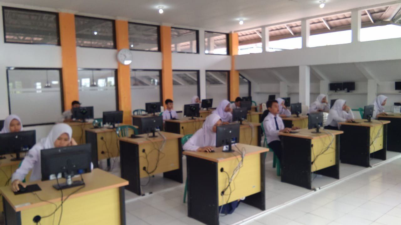 Siswa belajar menggunakan komputer di laboratorium.