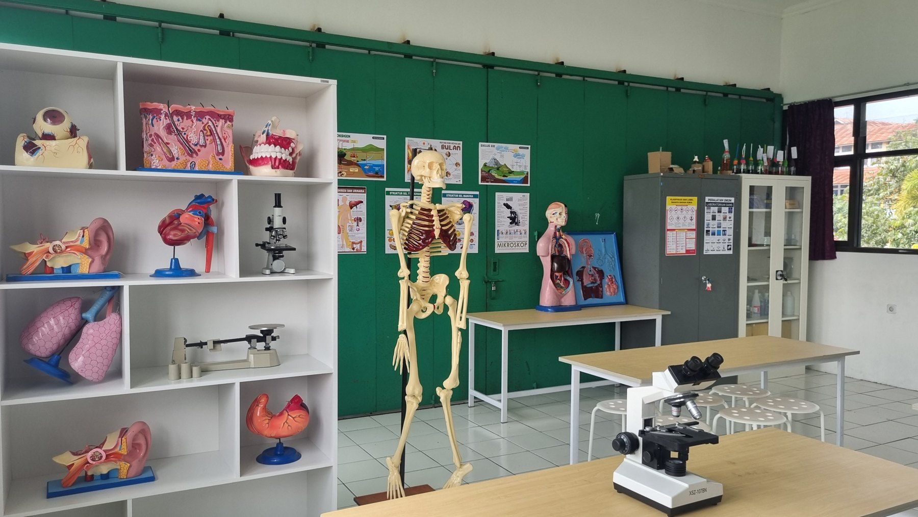 Alat peraga dan meja praktikum di laboratorium IPA.