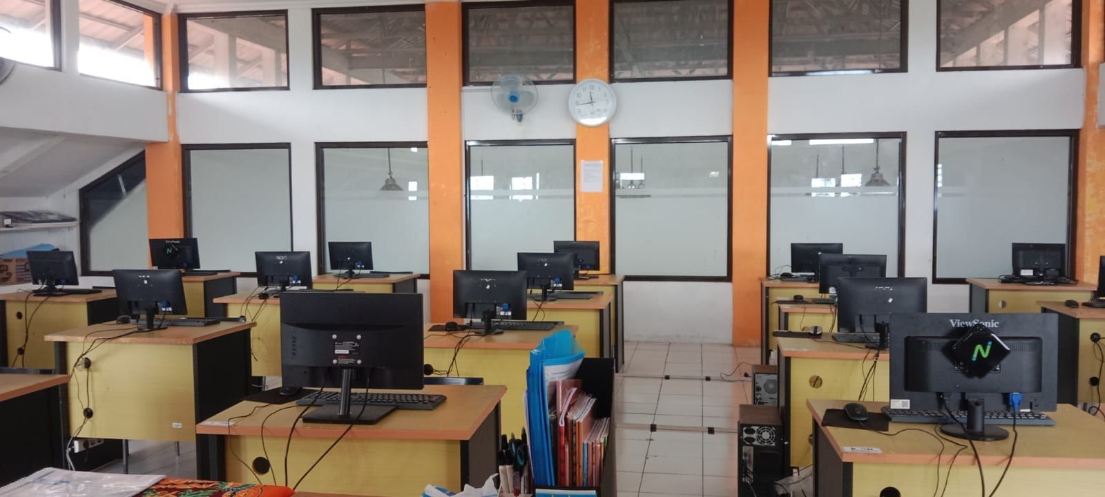 Ruang laboratorium komputer SMPIT.