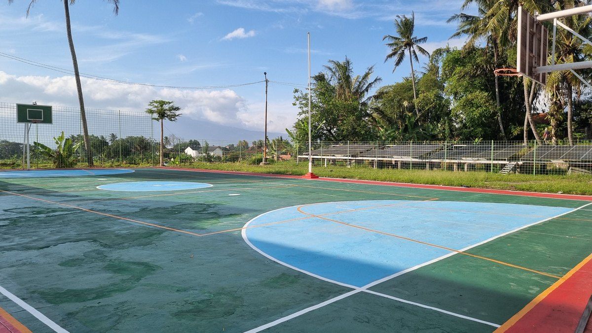 Lapangan olahraga di lingkungan sekolah.