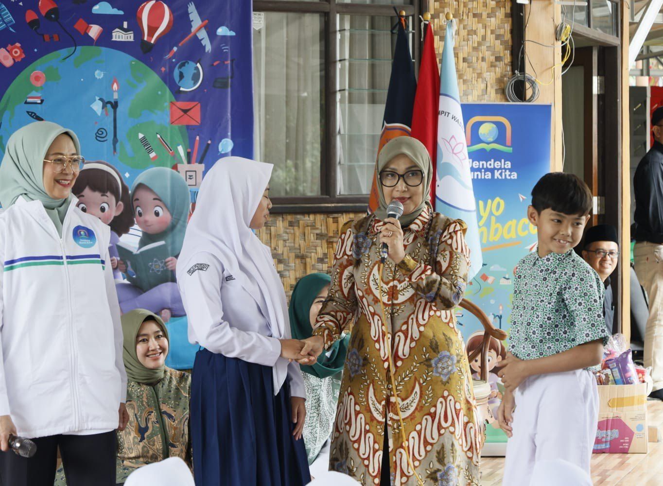 Siswa dan pendamping dalam dokumentasi kegiatan literasi.