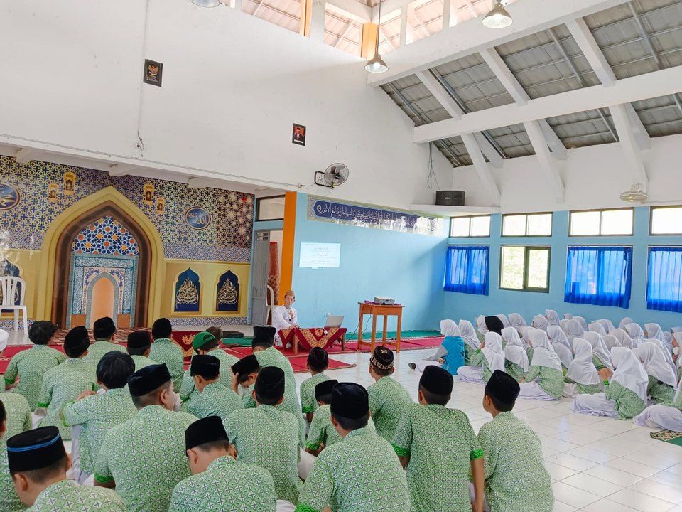 Siswa mengikuti pembinaan keagamaan bersama di musholla.