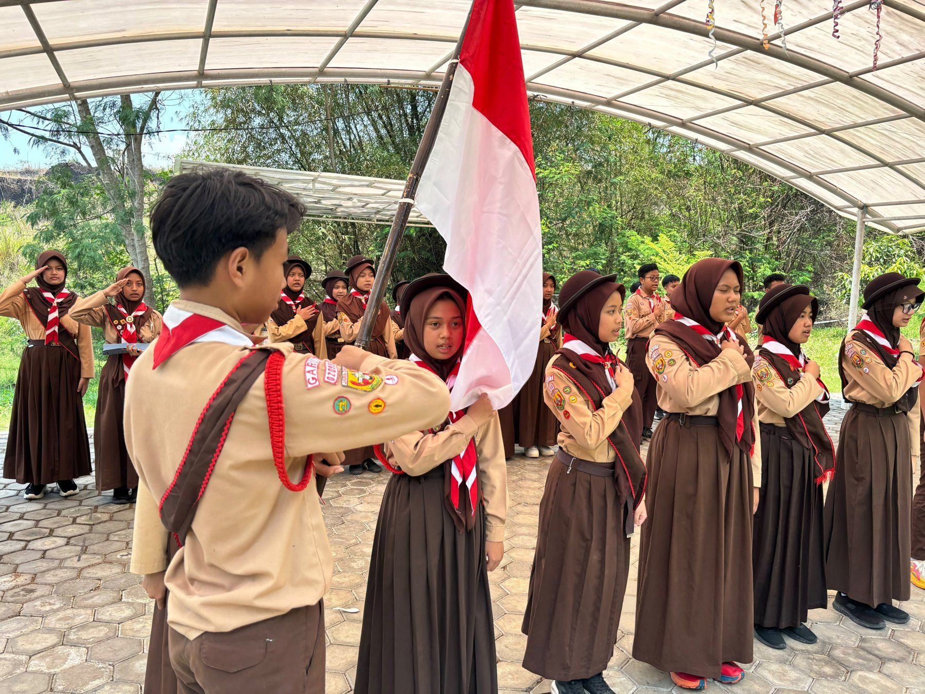 Kegiatan Pramuka di lapangan sekolah.