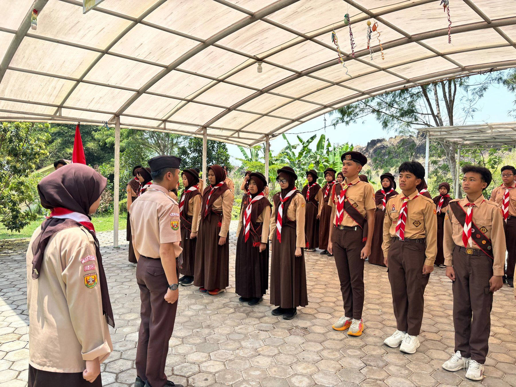 Siswa mengikuti latihan Pramuka bersama pembina.