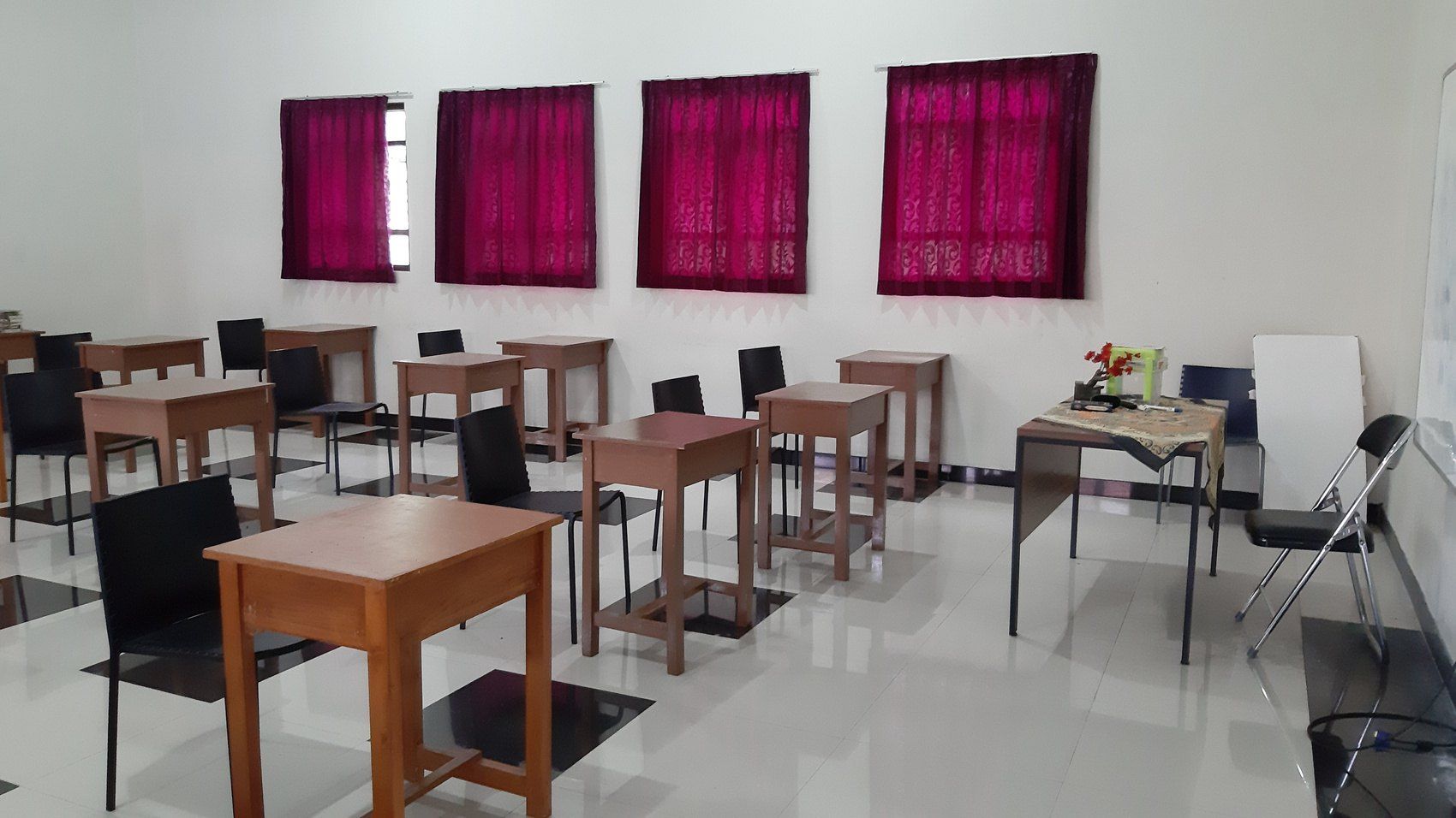 Meja dan kursi belajar di ruang kelas SMPIT.
