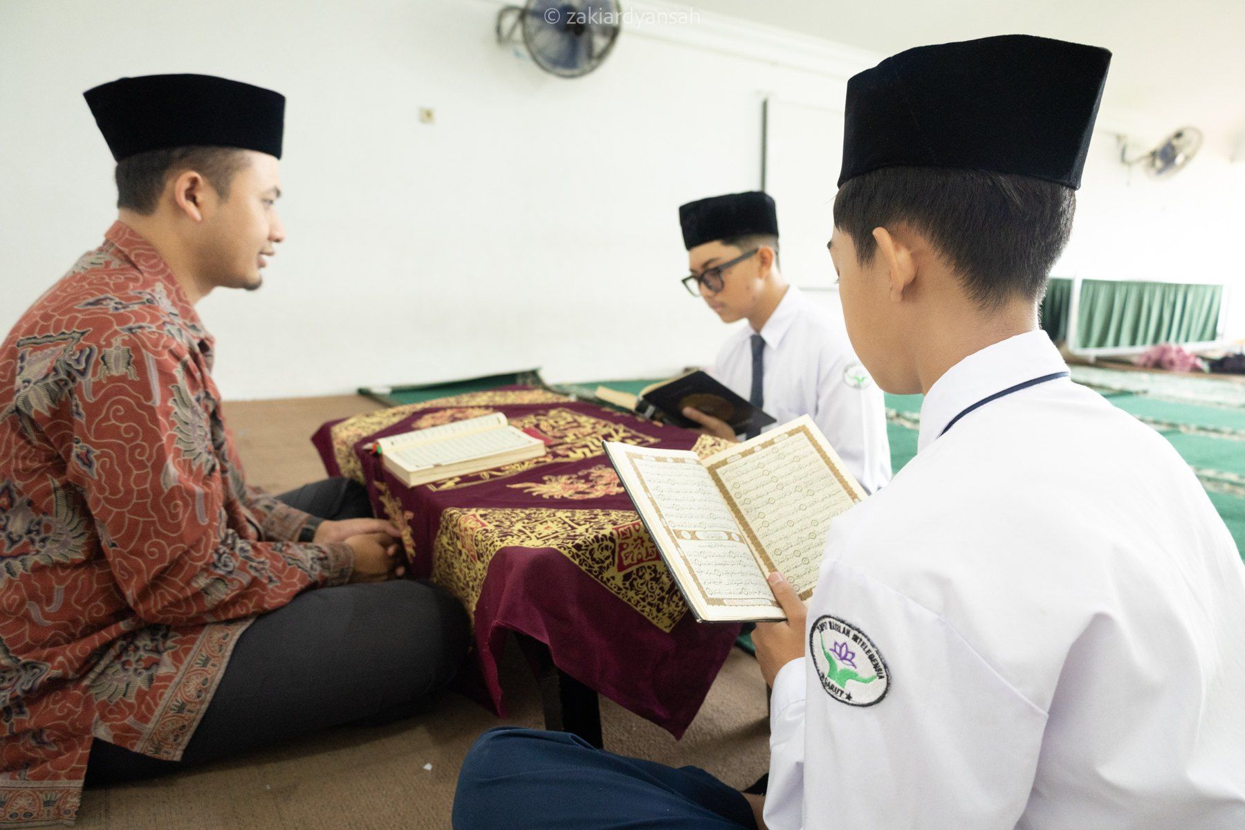 Pendampingan siswa dalam kegiatan tahfidz Al-Qur’an.