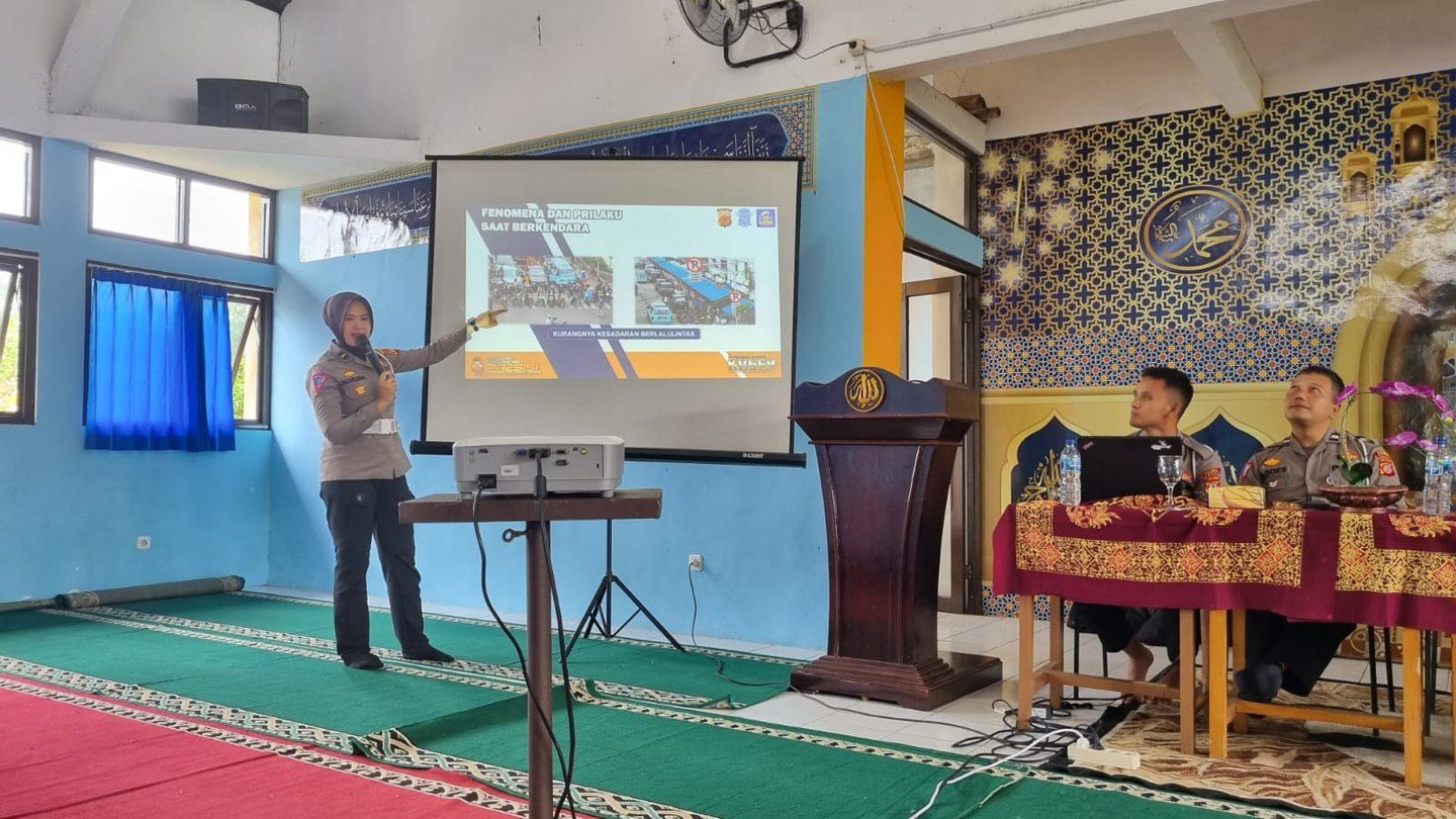 Sosialisasi tertib lalu lintas dalam dokumentasi sekolah.
