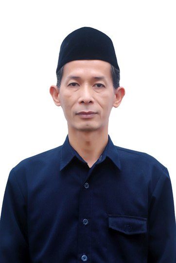Foto Urwah, S.HI., M.SI. dalam presentasi sekolah.